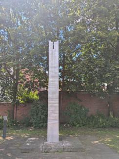 Tour Evangelische Kirche, Stele am Friedhof